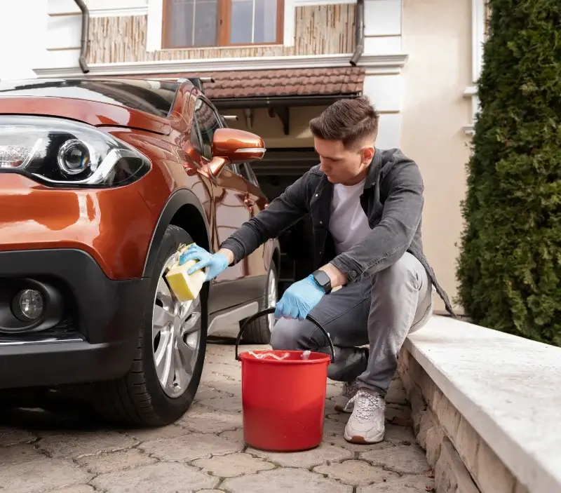 Lavage auto à domicile Plassay : professionnel intervenant sur un véhicule